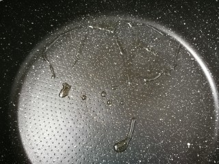 12、杏鲍菇炒鸡蛋,锅中放少许亚麻籽油