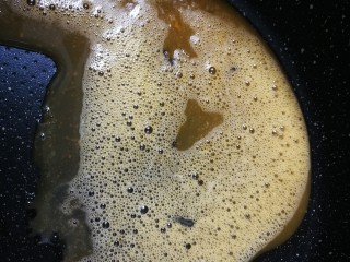 13、杏鲍菇炒鸡蛋,倒入蛋液