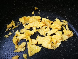 14、杏鲍菇炒鸡蛋,煎熟用锅铲成小块，盛出