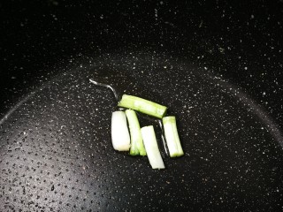 15、杏鲍菇炒鸡蛋,放入少许油，放入葱白