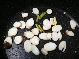 17、杏鲍菇炒鸡蛋,放入杏鲍菇