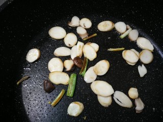18、杏鲍菇炒鸡蛋,煎至表面微黄