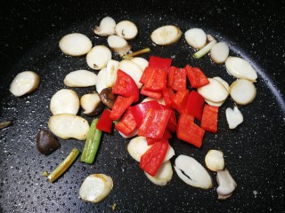 19、杏鲍菇炒鸡蛋,放入大红椒