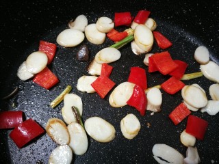 20、杏鲍菇炒鸡蛋,翻炒片刻