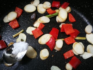 21、杏鲍菇炒鸡蛋,放入少许盐