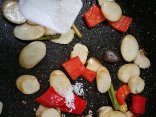 22、杏鲍菇炒鸡蛋,放入少许糖