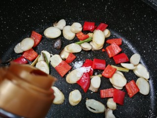 23、杏鲍菇炒鸡蛋,放入一勺生抽和少许水翻炒片刻