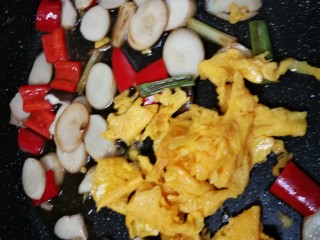 24、杏鲍菇炒鸡蛋,放入鸡蛋