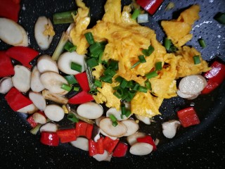 25、杏鲍菇炒鸡蛋,撒入葱花