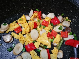26、杏鲍菇炒鸡蛋,翻炒均匀