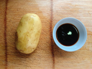 1、红烧土豆,食材如图，所示示意。