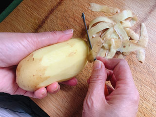 2、红烧土豆,土豆洗净去皮。