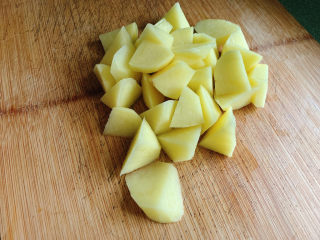 3、红烧土豆,土豆切块。