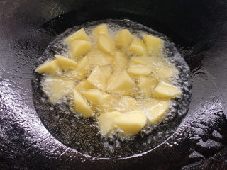 5、红烧土豆,中火入油锅炸至。