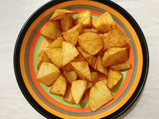 6、红烧土豆,炸至表皮金黄出锅备用。