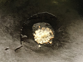 11、红烧土豆,锅烧热油，加入蒜丁炸香。