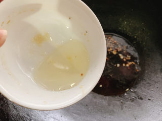 12、红烧土豆,加入酱汁，适量水大火炒至沸腾。