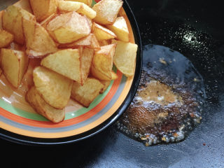 13、红烧土豆,加入土豆块翻炒。