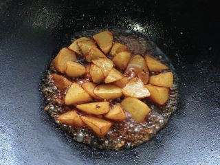 14、红烧土豆,大火收汁入味。