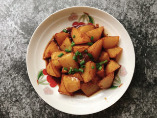 15、红烧土豆,出锅撒上葱花。