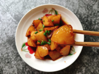 16、红烧土豆,香喷喷的红烧土豆完成。