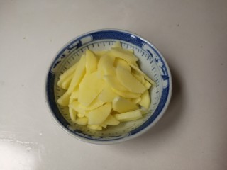 1、荷兰豆洋葱土豆片,土豆削去皮切成片