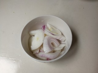 2、荷兰豆洋葱土豆片,洋葱去皮切成条