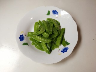 3、荷兰豆洋葱土豆片,荷兰豆撕去丝洗净