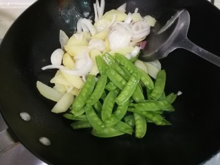 6、荷兰豆洋葱土豆片,放入荷兰豆翻炒片刻