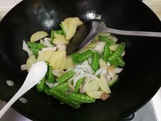 8、荷兰豆洋葱土豆片,放入一小勺糖