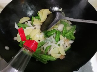 9、荷兰豆洋葱土豆片,放入一勺生抽