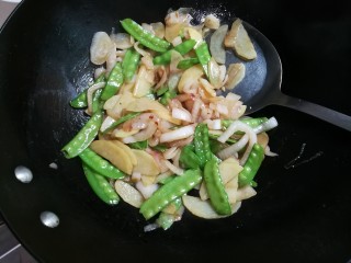 11、荷兰豆洋葱土豆片,翻炒均匀