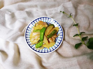 12、荷兰豆洋葱土豆片,出锅盛盘