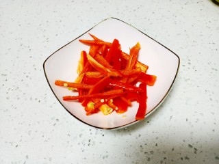2、酸辣黄瓜条,红椒切丝
