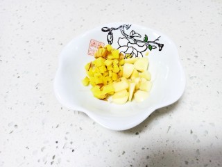 3、酸辣黄瓜条,蒜切片、姜切碎