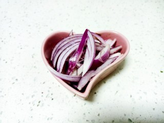 5、酸辣黄瓜条,洋葱切丝