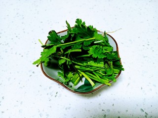 7、酸辣黄瓜条,香菜切段