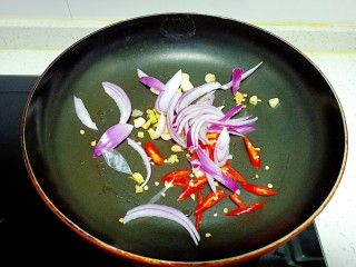 8、酸辣黄瓜条,锅中放入适量油，放入蒜、姜、尖红椒、洋葱