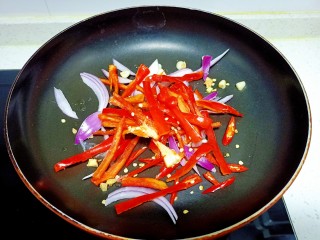 9、酸辣黄瓜条,放入红椒丝