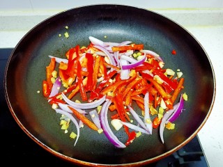 10、酸辣黄瓜条,翻炒均匀