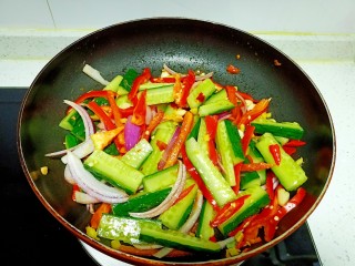 14、酸辣黄瓜条,翻炒均匀