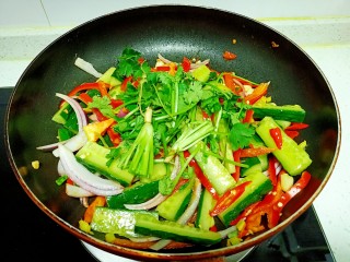 15、酸辣黄瓜条,放入香菜