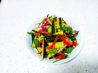 17、酸辣黄瓜条,盛入盘中