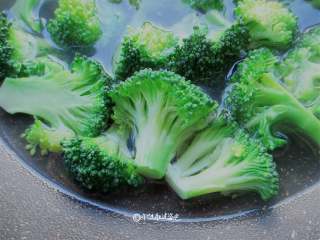 3、西兰花拌木耳,锅中添适量的水，调大火烧开，加少许盐和食用油，倒入西蓝花焯水，捞出过凉水沥干