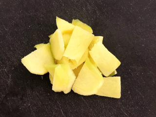 1、孜然烤香菇,鲜姜削皮后切成片