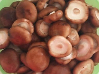 4、孜然烤香菇,清洗干净