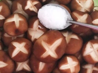 6、孜然烤香菇,加入精盐