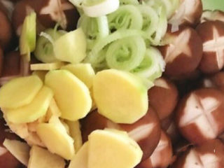 7、孜然烤香菇,加入葱姜