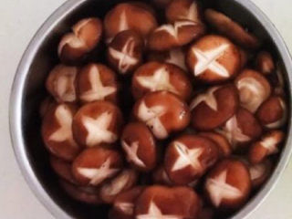 9、孜然烤香菇,香菇腌制好了，把葱姜挑出去