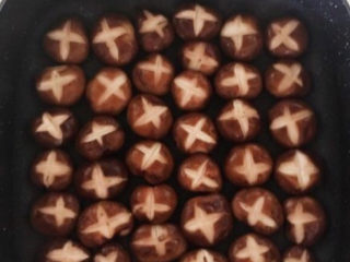 12、孜然烤香菇,把香菇放入烤盘，烤箱上下火210W烤10分钟